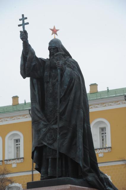 Памятник священномученику Ермогену, патриарху Московскому и всея  Руси, в Александровском саду