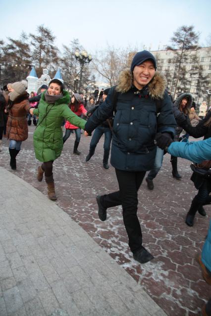 Бурятский танец ехор в центре Иркутска.