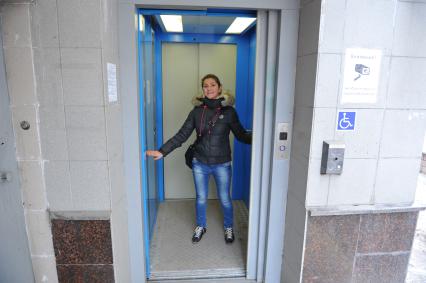 Ленинградское шоссе. На снимке: корреспондент КП Александра Крылова в лифте для людей с ограниченными возможностями в подземном переходе.