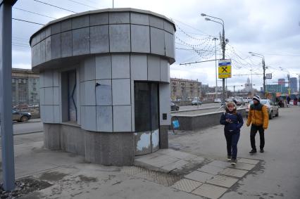 Ленинградское шоссе. На снимке: лифт для людей с ограниченными возможностями в подземном переходе.