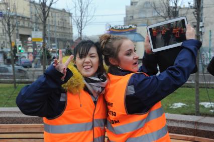 Московские строители провели новогодний флэшмоб на Пушкинской площади. На снимке: девушки в спецодежде