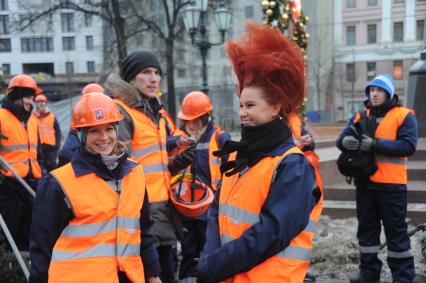 Московские строители провели новогодний флэшмоб на Пушкинской площади. На снимке: девушка с растрепанными волосами