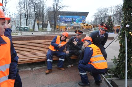 Московские строители провели новогодний флэшмоб на Пушкинской площади. На снимке: строители и полицейские.