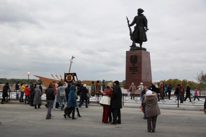 Памятник первопроходцам в Иркутске.