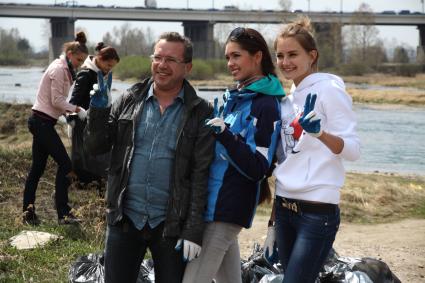 Мисс Россия-2012 Елизавета Голованова почистила берег Ангары от мусора.