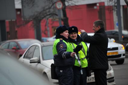 Мужчина разговаривает с сотрудниками ДПС.