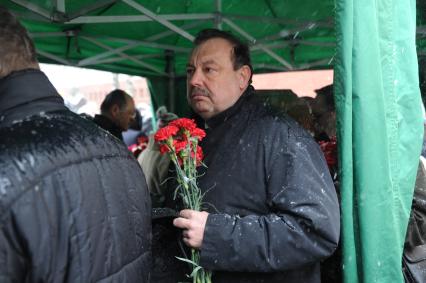 Прощание с экс-министром и бывшим сенатором Александром Починком. Новодевичье кладбище. На снимке: сопредседатель партии `Альянс зеленых и социал-демократов` Геннадий Гудков.