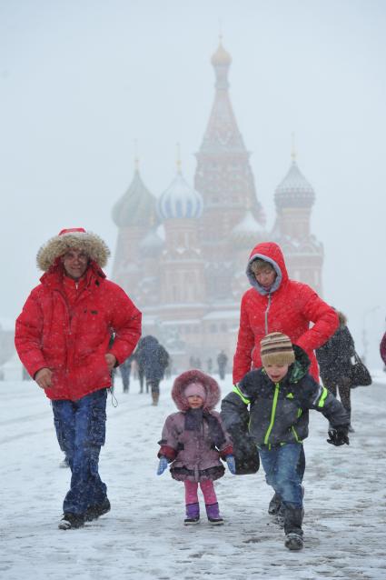 Метель в Москве. На снимке: дети с родителями на Красной площади.