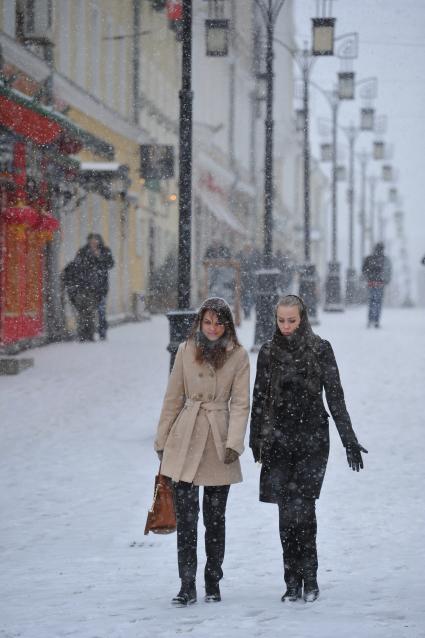 Снегопад в Москве. На снимке: девушки.