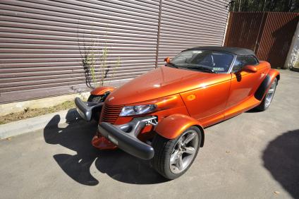 Дом писательницы Оксаны Робски. На снимке: родстер Plymouth Prowler.