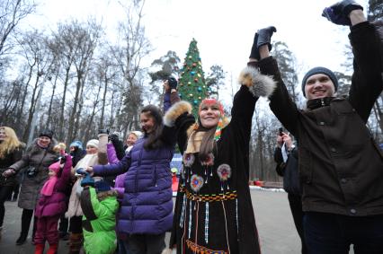 Парк Фили. Предновогодний танцевальный флэшмоб народов Севера.