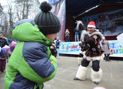 Парк Фили. Предновогодний танцевальный флэшмоб народов Севера.