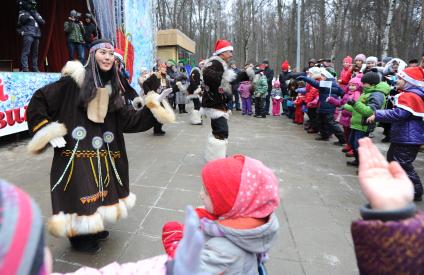 Парк Фили. Предновогодний танцевальный флэшмоб народов Севера.