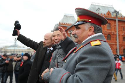 Охотный ряд. На снимке: мужчины в образе Сталина (справа) и Ленина (слева) фотографируются с мигрантом.