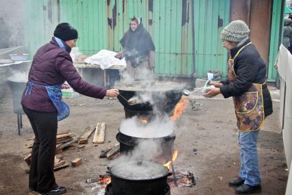 Праздник Курбан-байрам. Женщины готовят еду на открытом огне.
