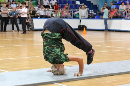 Женщина полицейский выполняет кувырок.