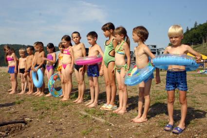 Дети с надувными кругами готовы к купанию.