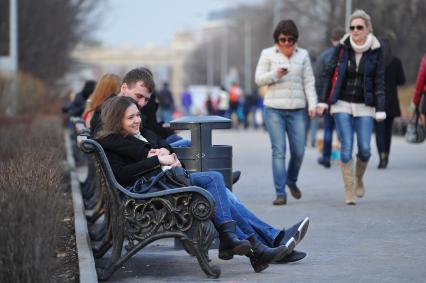 Парк культуры и отдыха имени Горького. На снимке: парень и девушка сидят на лавочке.