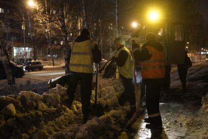 Ночная работа коммунальных служб по уборке снега с улиц.