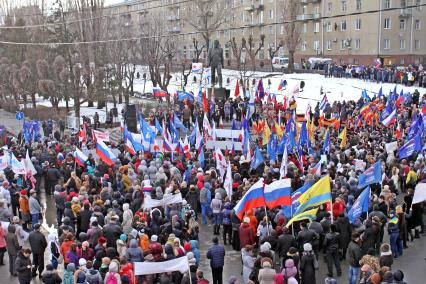 Митинг в поддержку воссоединения Крыма с Россией в Саратове.