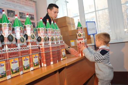 Новогодний утренник для детей военнослужащих, организованный Министерством обороны РФ. На снимке: мальчик с новогодним подарком в виде Спасской башни.