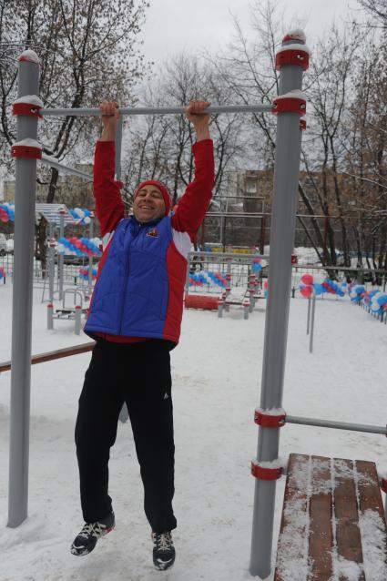 На спортивной площадке в Савеловском районе прошел конкурс `Подтянись больше главы управы. На снимке: глава Савеловского района Евгений Щербачев