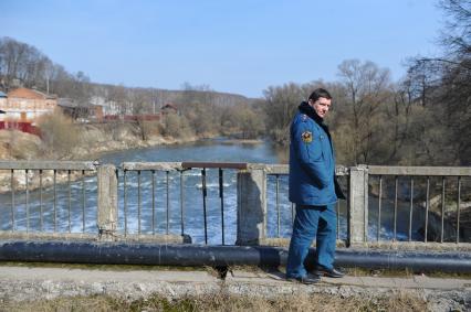 Поселок Володарского. Река Пахра.  На снимке: сотрудник МЧС на месте поиска утонувшего мужчины.