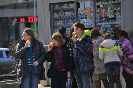 Температурный рекорд в Москве достиг 19 градусов. На снимке: люди покупает мороженое в ларьке.