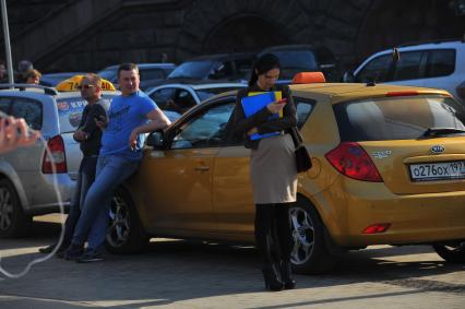 Температурный рекорд в Москве достиг 19 градусов. На снимке: таксисты.