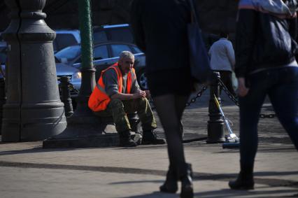 Температурный рекорд в Москве достиг 19 градусов. На снимке: рабочий.