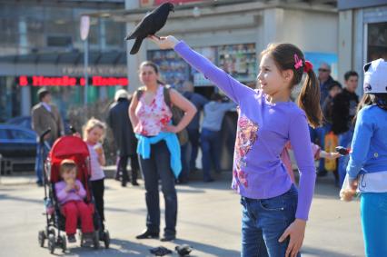 Температурный рекорд в Москве достиг 19 градусов. На снимке: девочка кормит голубей с рук у метро `Баррикадная`.