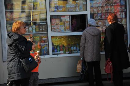 Температурный рекорд в Москве достиг 19 градусов. На снимке: люди покупает мороженое в ларьке.