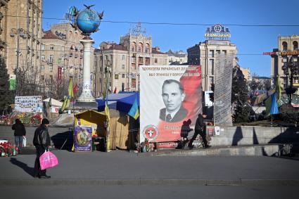 Портрст Степана Бандеры рядом с пунктом приема в самооборону майдана на площади Независимости в Киеве.