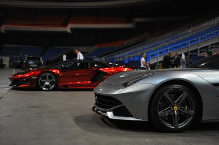 СК `Олимпийский`. Шоу Top Gear Live. На снимке: итальянский спортивный автомобиль Ferrari.