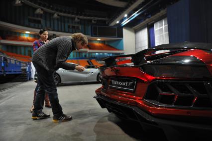 СК `Олимпийский`. Шоу Top Gear Live. На снимке: итальянский спортивный автомобиль Lamborghini.