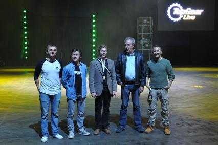 СК `Олимпийский`. Шоу Top Gear Live. На снимке: ведущие Top Gear Ричард Хаммонд (второй слева), Джереми Кларксон (второй справа) и  телеведущий Оскар Кучера (справа).