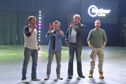 СК `Олимпийский`. Шоу Top Gear Live. На снимке (справа налево): телеведущий Оскар Кучера, ведущие Top Gear Джереми Кларксон и Ричард Хаммонд.