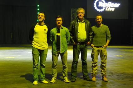 СК `Олимпийский`. Шоу Top Gear Live. На снимке (справа налево): телеведущий Оскар Кучера, ведущие Top Gear Джереми Кларксон и Ричард Хаммонд.