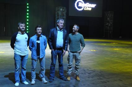 СК `Олимпийский`. Шоу Top Gear Live. На снимке (справа налево): телеведущий Оскар Кучера, ведущие Top Gear Джереми Кларксон и Ричард Хаммонд.