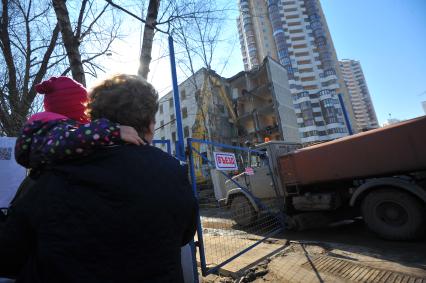Снос пятиэтажного дома (хрущевки) на улице Вилиса Лациса дом 15.