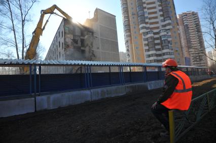 Снос пятиэтажного дома (хрущевки)  на улице Вилиса Лациса дом 15.