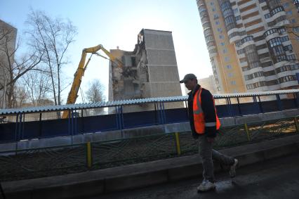 Снос пятиэтажного дома (хрущевки) на улице Вилиса Лациса дом 15.