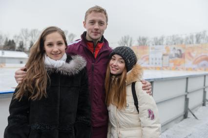 Актрисы сериала `Молодежка` Мария Иващенко (слева) и  Юлия Маргулис (справа).