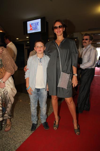 Диск38. Премьера фильма All inclusive, или Всё включено 2011 год. На снимке: актриса Смехова Алика и ее сын