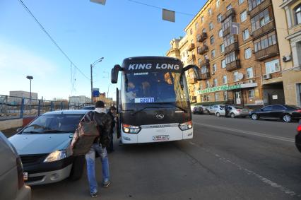 Площадь Павелецкого вокзала. Нелегальная автобусная станция. На снимке: пассажиры садятся в автобус на Саратов.