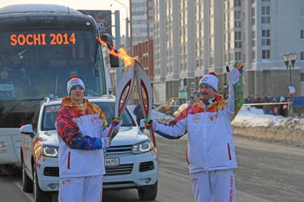 Эстафета Олимпийского огня в Уфе. На снимке: факелоносец, ответственный секретарь ИД КП Игорь Коц (справа).