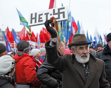 Человек с плакатом: `Нет фашизму`