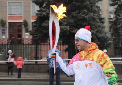 Факелоносец с олимпийским огнем на улицах Саратова.