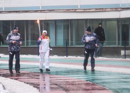 Мастер спорта международного класса по санному спорту, чемпион СССР, призер чемпионата мира Ирина Кусакина во время эстафеты Олимпийского огня на стадионе `Локомотив` в Саратове.