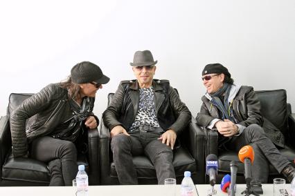 Участники немецкой музыкальной группы `Scorpions`: (слева направо) Маттиас Ябс, Рудольф Генрих Шенкер и Клаус Майне.